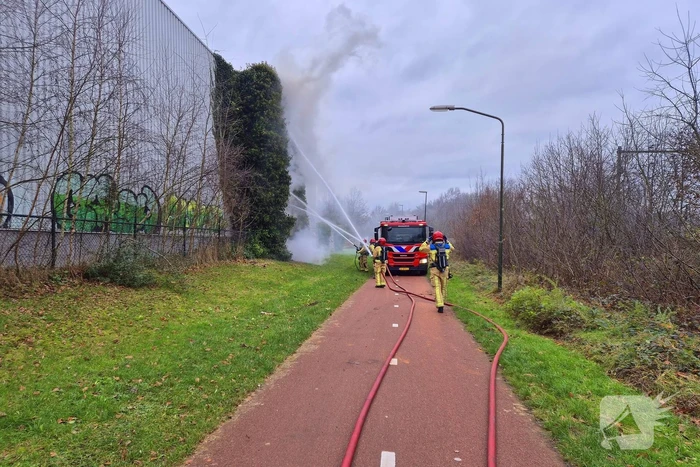 Begroeiing tegen pand in brand