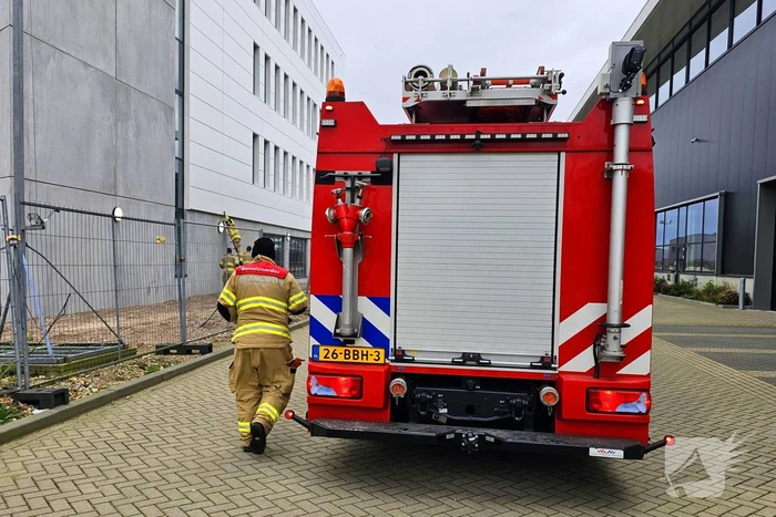 Gevelplaten van bouwbedrijf losgewaaid
