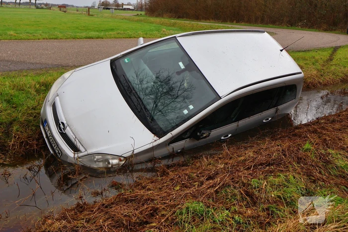 Te water geraakte auto achtergelaten