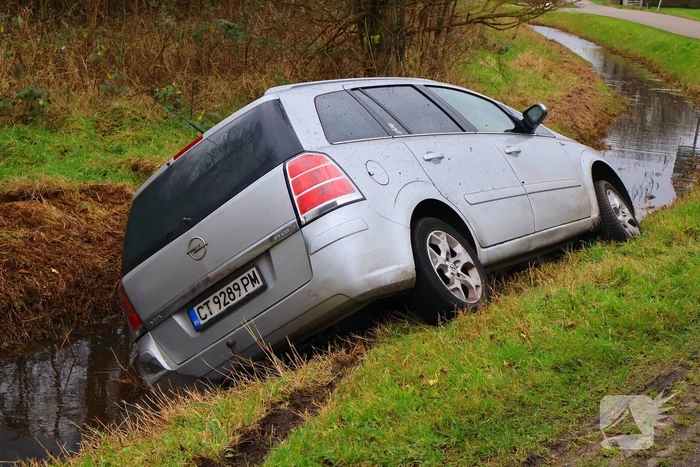 Te water geraakte auto achtergelaten