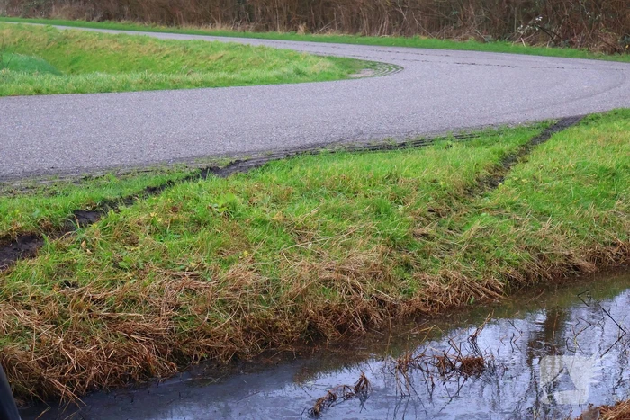Te water geraakte auto achtergelaten