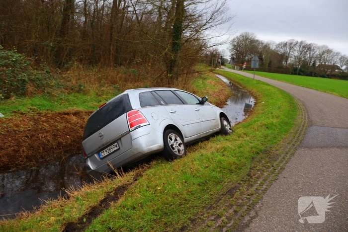 Te water geraakte auto achtergelaten