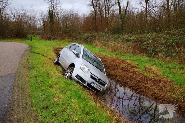 Te water geraakte auto achtergelaten