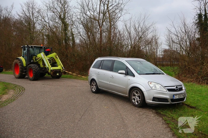 Te water geraakte auto achtergelaten