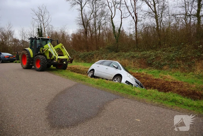 Te water geraakte auto achtergelaten