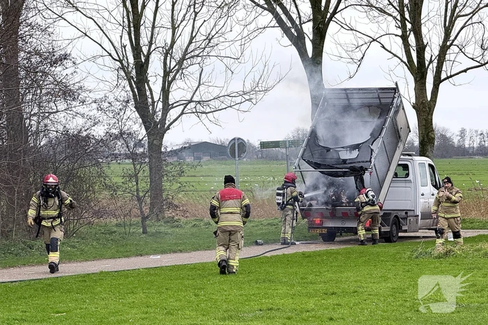 Brand in een vuilniswagen van reinigingsdienst