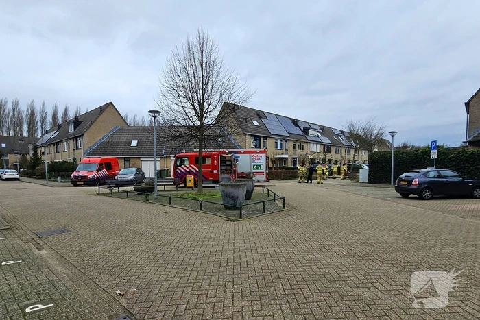 Doorgang woonwijk geblokkeerd door omgewaaide boom