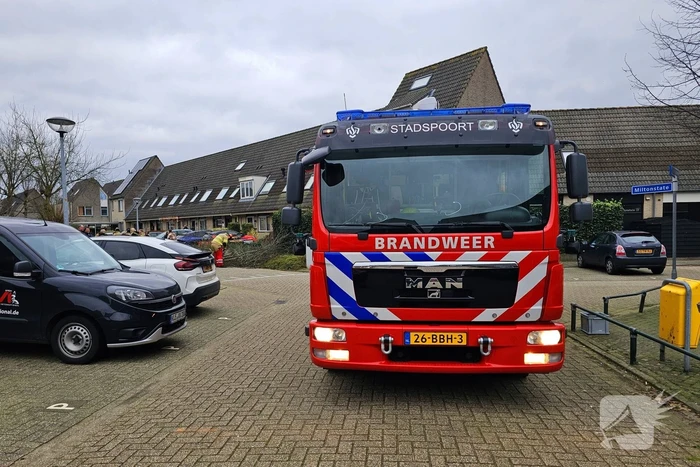 Doorgang woonwijk geblokkeerd door omgewaaide boom