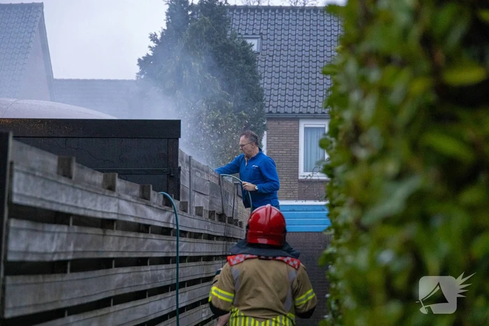 Buren grijpen in bij brand in prullenbak