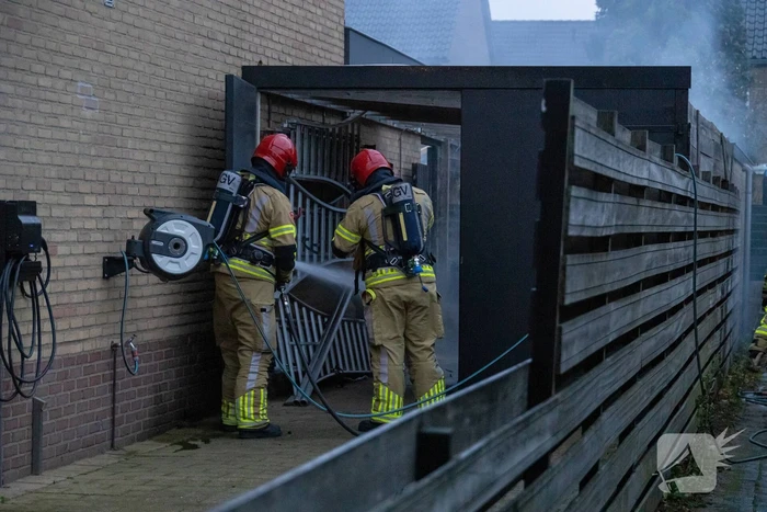 Buren grijpen in bij brand in prullenbak
