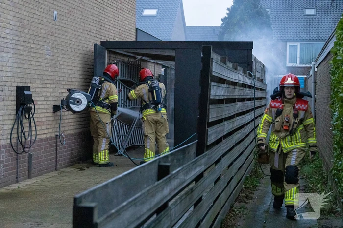 Buren grijpen in bij brand in prullenbak