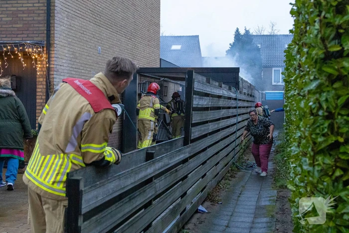 Buren grijpen in bij brand in prullenbak