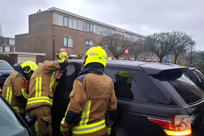 Kinderen opgesloten in auto