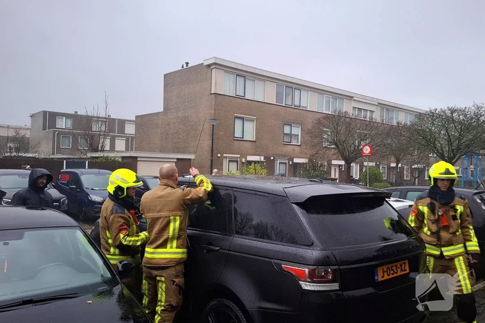 Kinderen opgesloten in auto