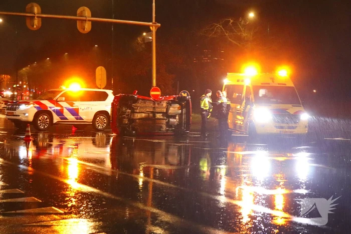 Gewonde nadat auto op zijkant belandt op kruising