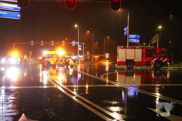 Gewonde nadat auto op zijkant belandt op kruising
