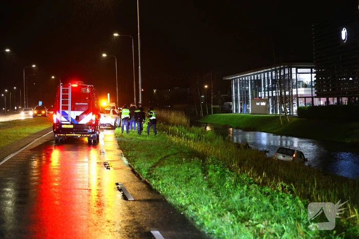 Auto raakt te water