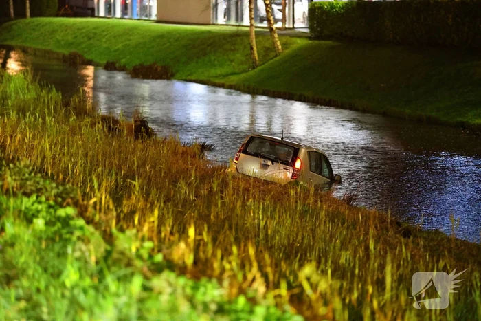 Auto raakt te water