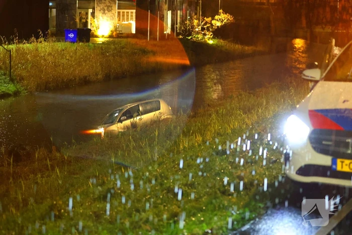 Auto raakt te water