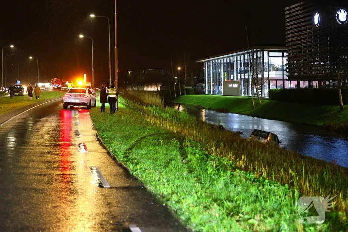 Auto raakt te water