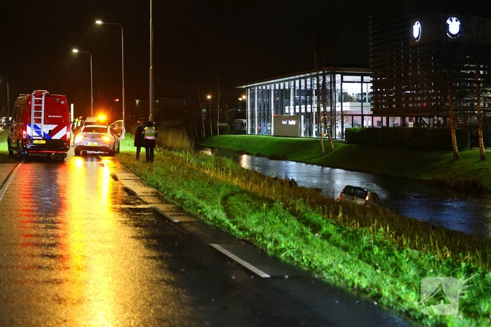 Auto raakt te water