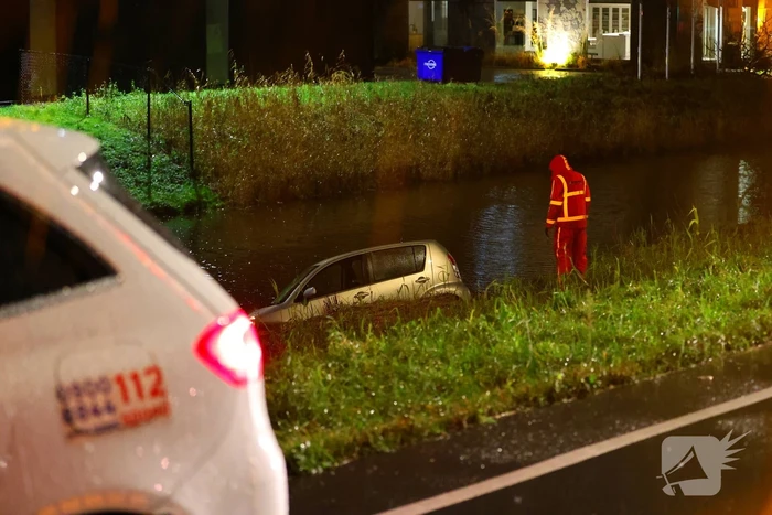 Auto raakt te water