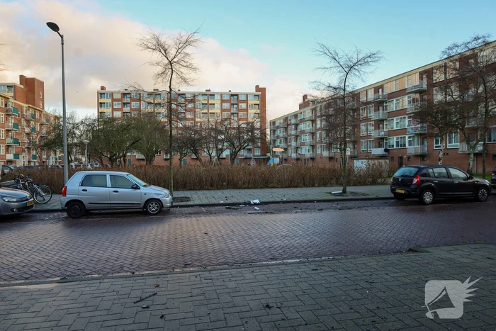 Explosie bij auto veroorzaakt brand en schade