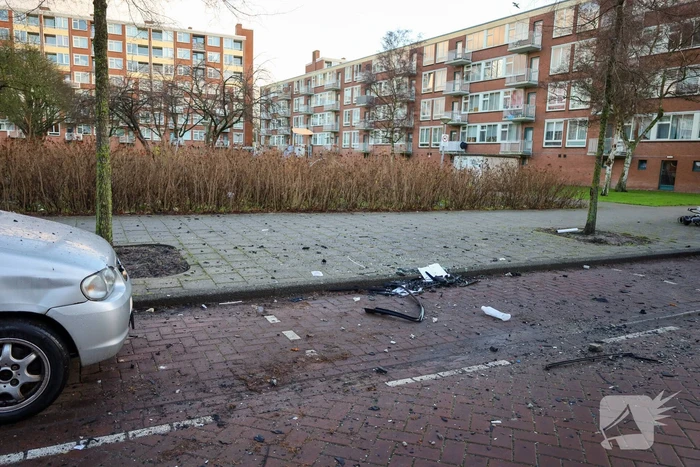 Explosie bij auto veroorzaakt brand en schade