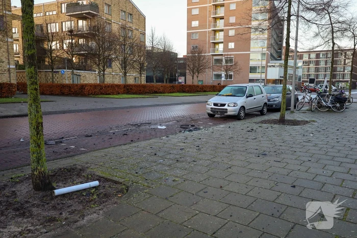 Explosie bij auto veroorzaakt brand en schade