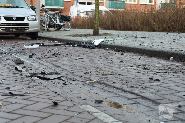 Explosie bij auto veroorzaakt brand en schade