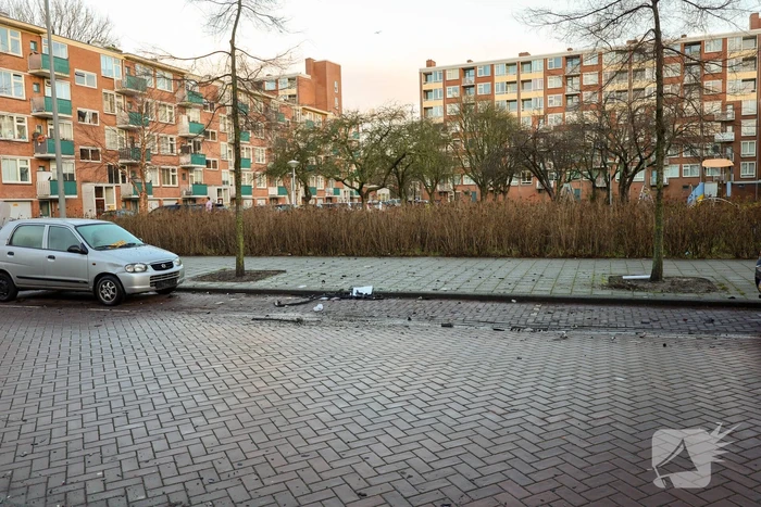 Explosie bij auto veroorzaakt brand en schade