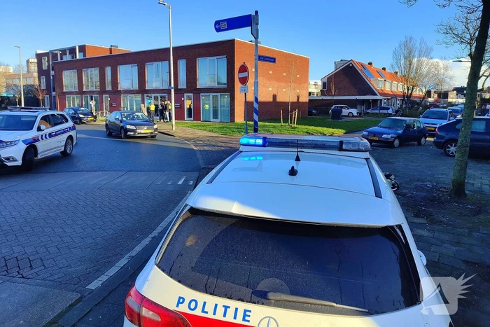 Auto en fietser botsen op elkaar