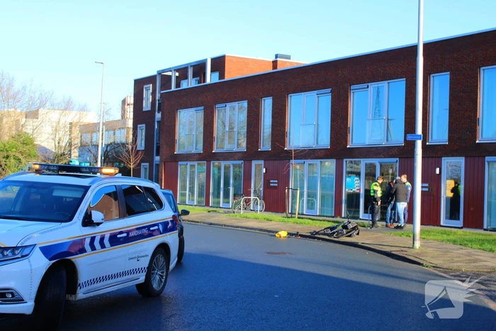 Auto en fietser botsen op elkaar