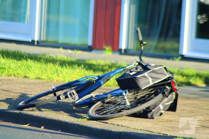 Auto en fietser botsen op elkaar