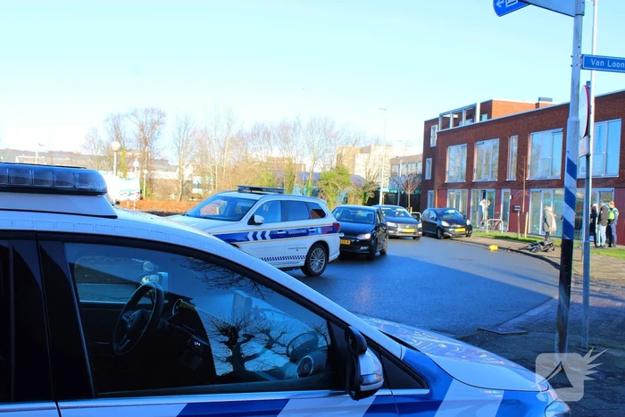 Auto en fietser botsen op elkaar
