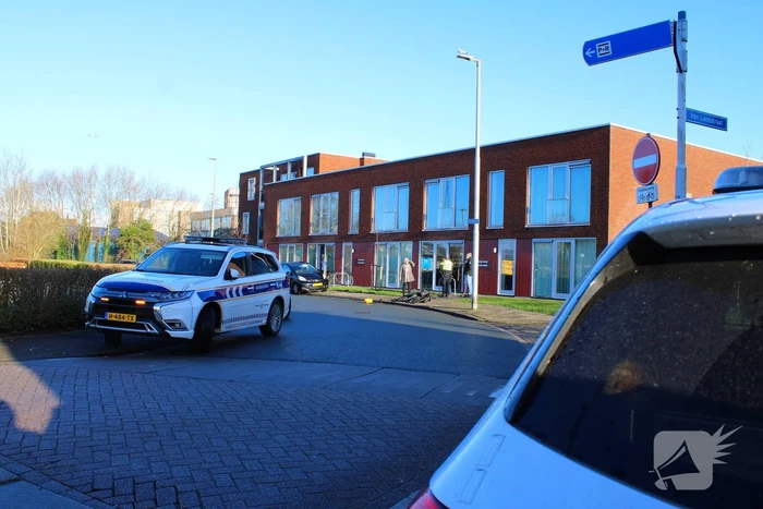 Auto en fietser botsen op elkaar
