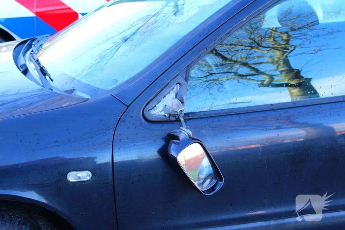 Auto en fietser botsen op elkaar