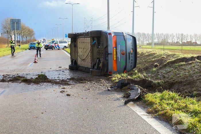 Elektrische bestelbus belandt op zijn kant