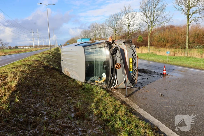 Elektrische bestelbus belandt op zijn kant