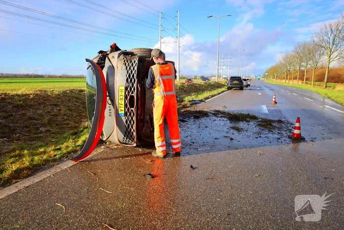 Elektrische bestelbus belandt op zijn kant