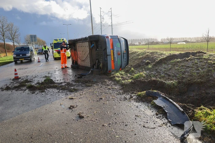 Elektrische bestelbus belandt op zijn kant
