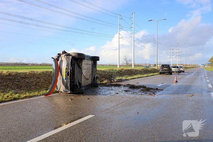 Elektrische bestelbus belandt op zijn kant