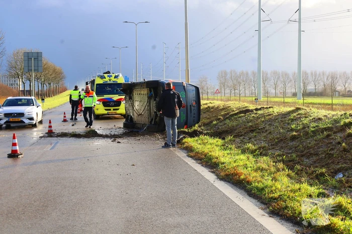 Elektrische bestelbus belandt op zijn kant
