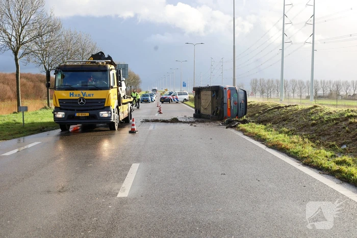 Elektrische bestelbus belandt op zijn kant