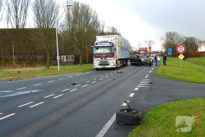 Flinke schade bij botsing tussen twee personenwagens