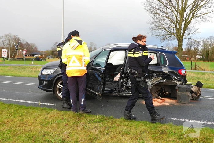 Flinke schade bij botsing tussen twee personenwagens