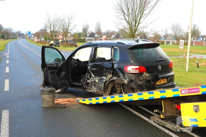 Flinke schade bij botsing tussen twee personenwagens