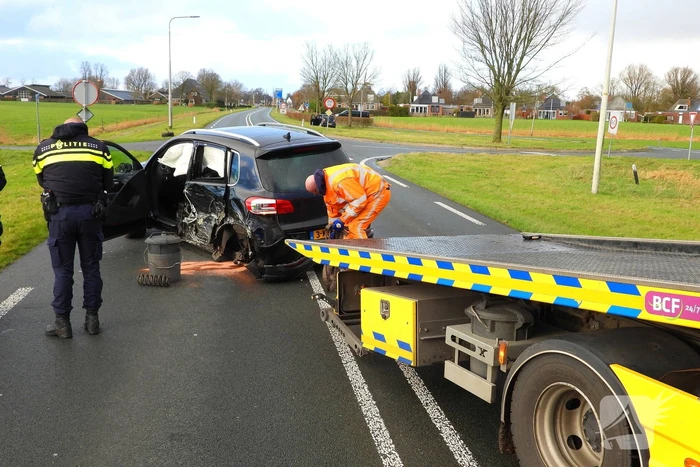 Flinke schade bij botsing tussen twee personenwagens