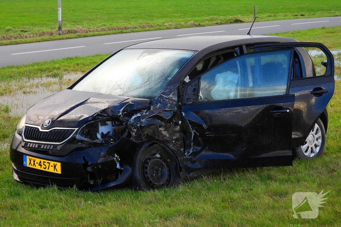 Flinke schade bij botsing tussen twee personenwagens