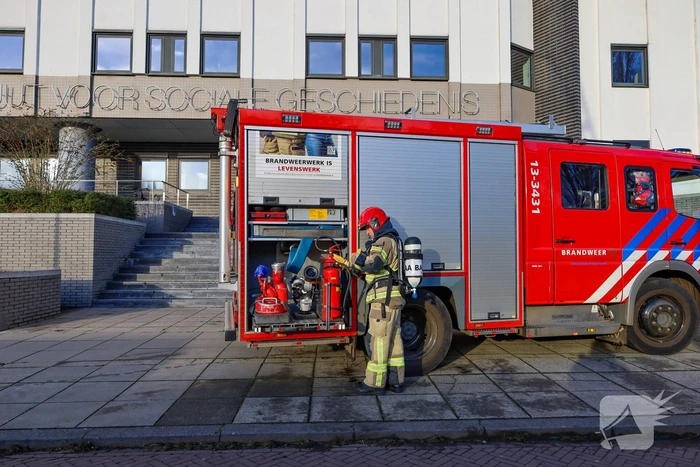 Monteur blust brand zelf tijdens werkzaamheden